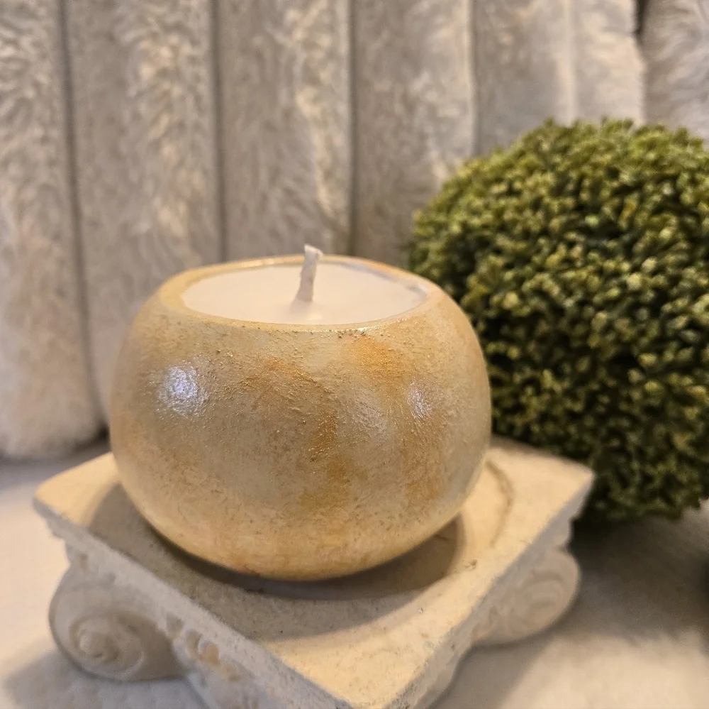 Beautiful Hand Poured Candle & Homeade Vessel. Willow Lane Glow- Fresh  Floral